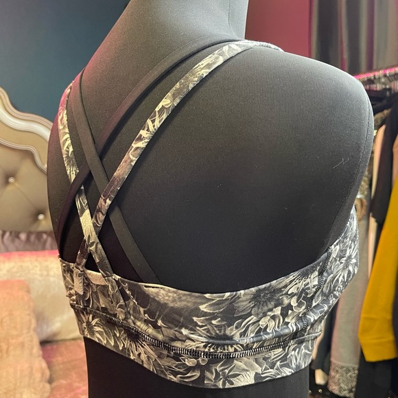 Lululemon Energy Bra
Flowabunga Black Angel Wing / Black Size 6 - Picture 10 of 14